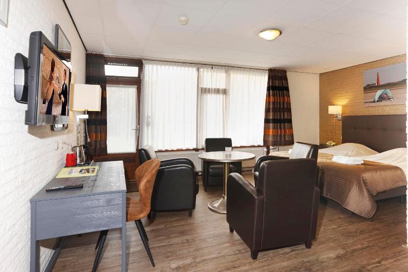 Twin Room with Garden View image 3