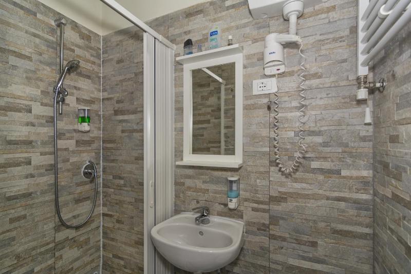 Quadruple Room with Private External Bathroom image 2