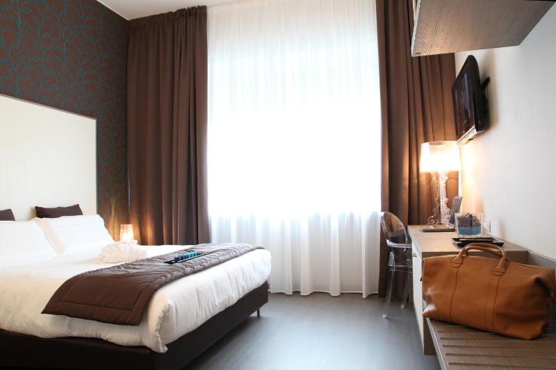 Double Room with Park View image 1