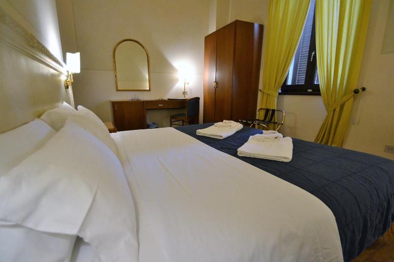 Standard Double Room image 3