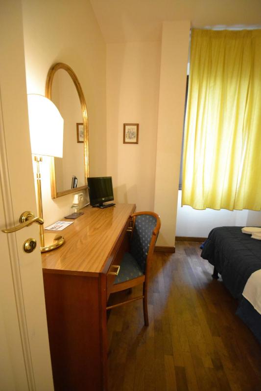 Economy Double Room image 2