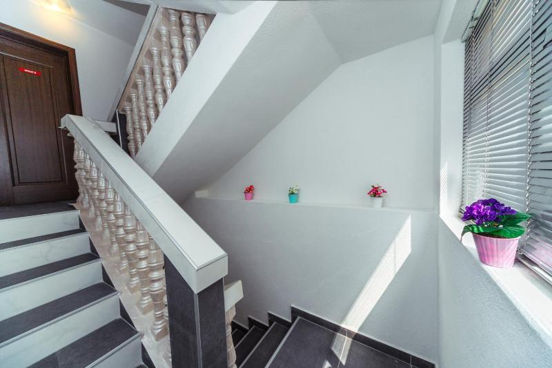 One-Bedroom Apartment with Street View (4 Adults) image 3