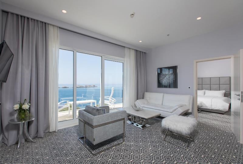 Luxury King Suite with Sea View and Balcony image 1