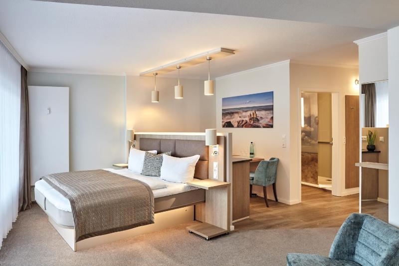 2-Room-Suite with sea view image 2