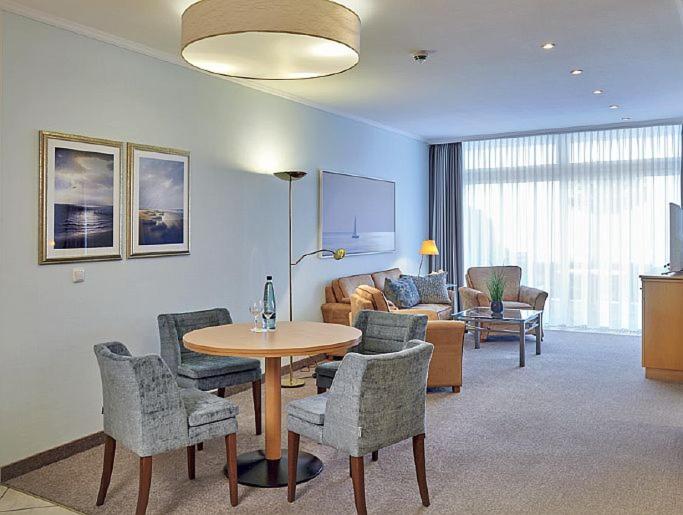 2-Room-Suite with sea view image 3