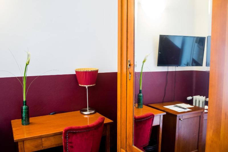 Classic Double Room image 4