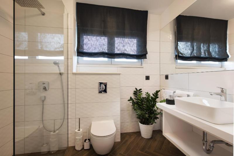 Deluxe Double or Twin Room with Pool Access image 2