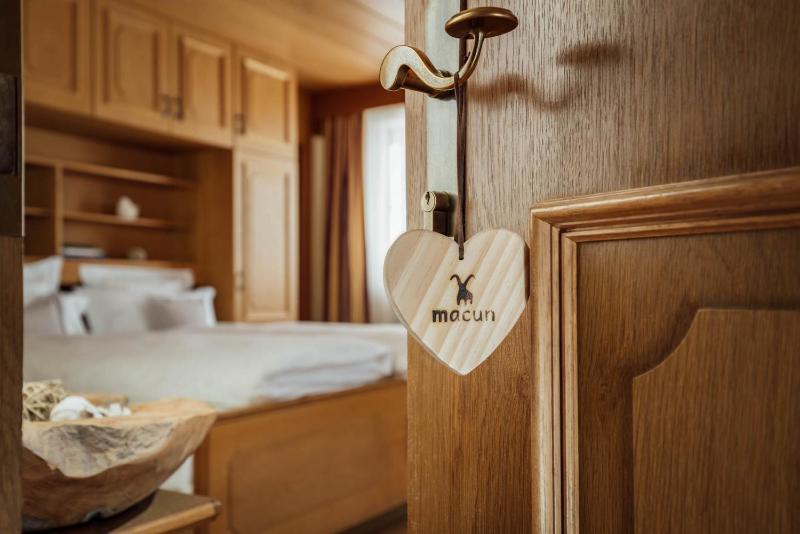 Double Room with Balcony image 2