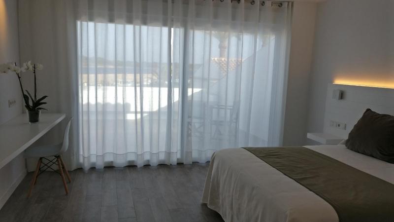 Superior Double or Twin Room with Sea View image 2