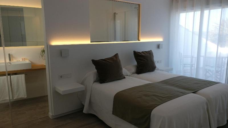 Superior Double or Twin Room with Sea View image 3