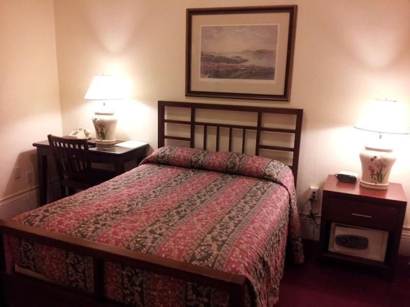Queen Room image 3