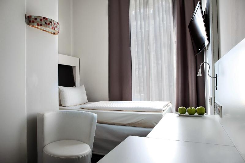 Single Room image 4