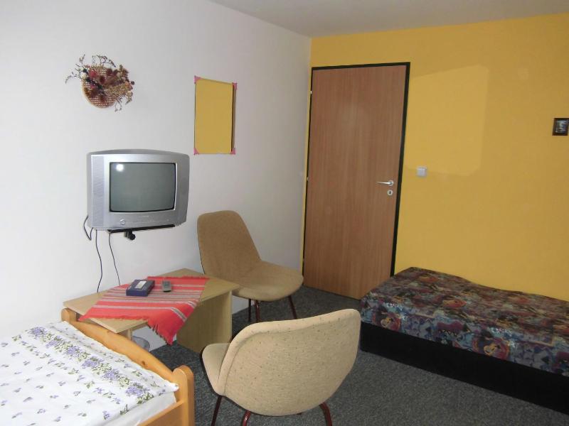 Single Room with Shared Bathroom image 3