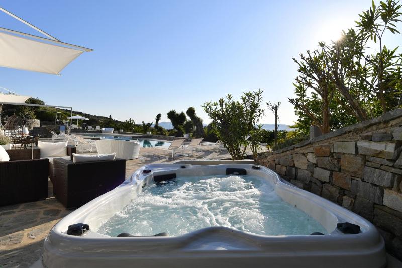 Three-Bedroom Apartment with Private Outdoor Jacuzzi image 4