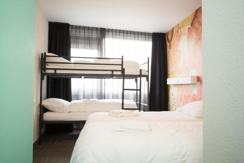 Four persons basic room image 2