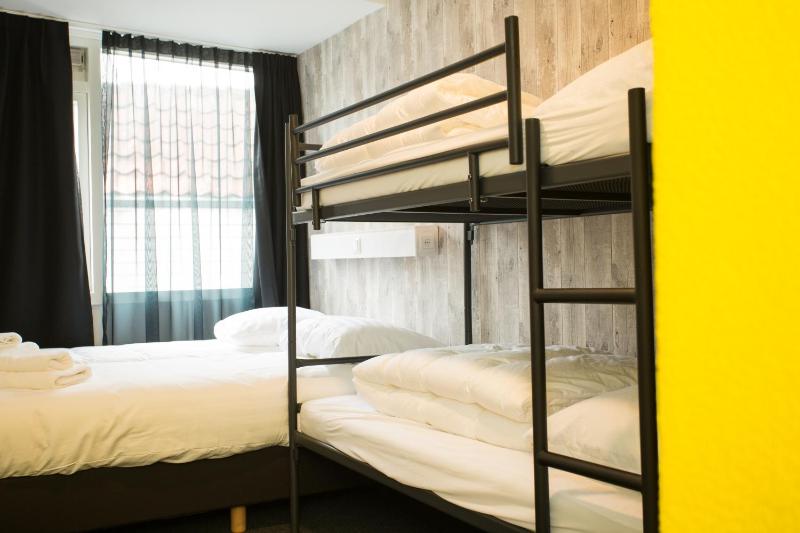 Four persons basic room image 3