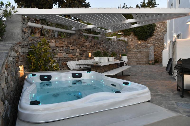 Three-Bedroom Apartment with Private Outdoor Jacuzzi image 3