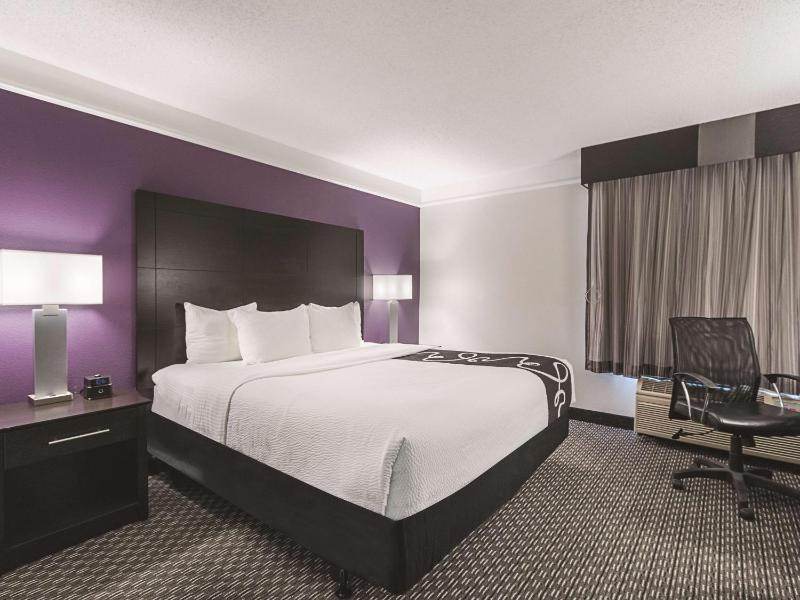 Queen Room - Disability Access image 1
