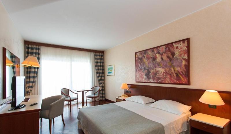 Economy Twin Room image 1