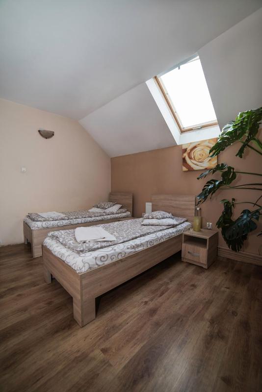 Twin Room image 4