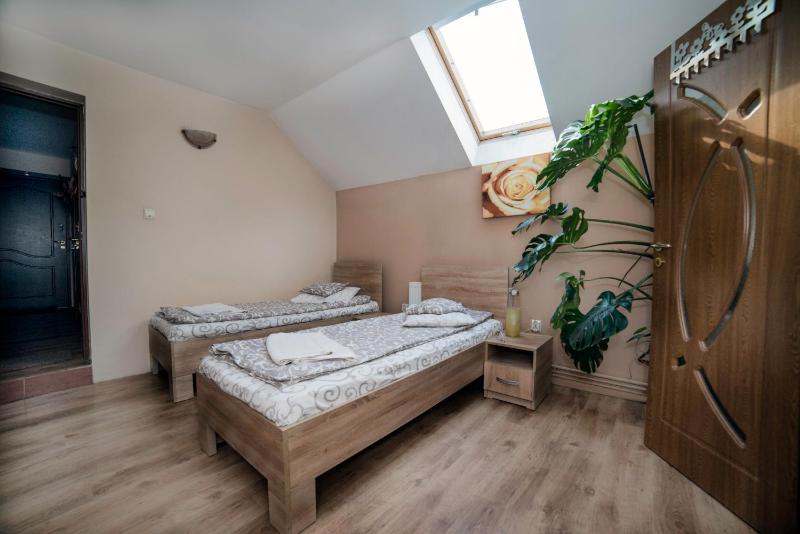 Twin Room image 3