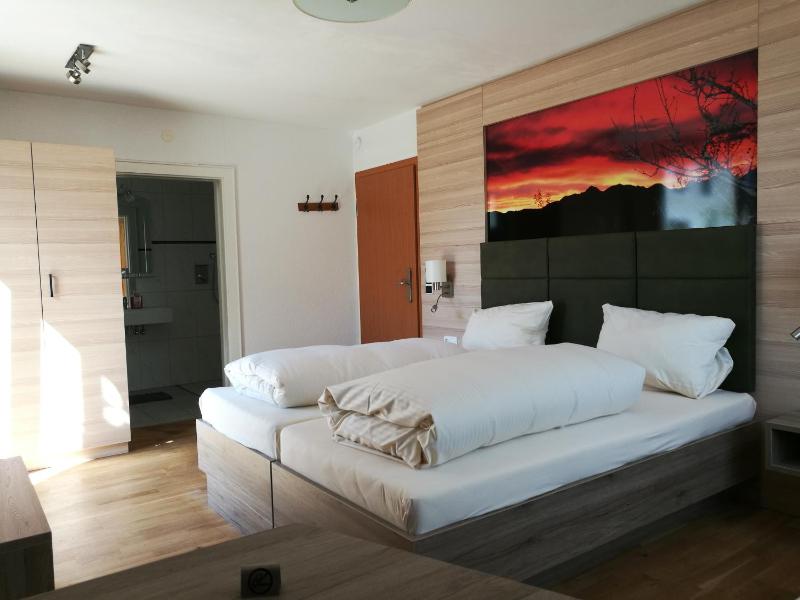 Double Room with Balcony image 3