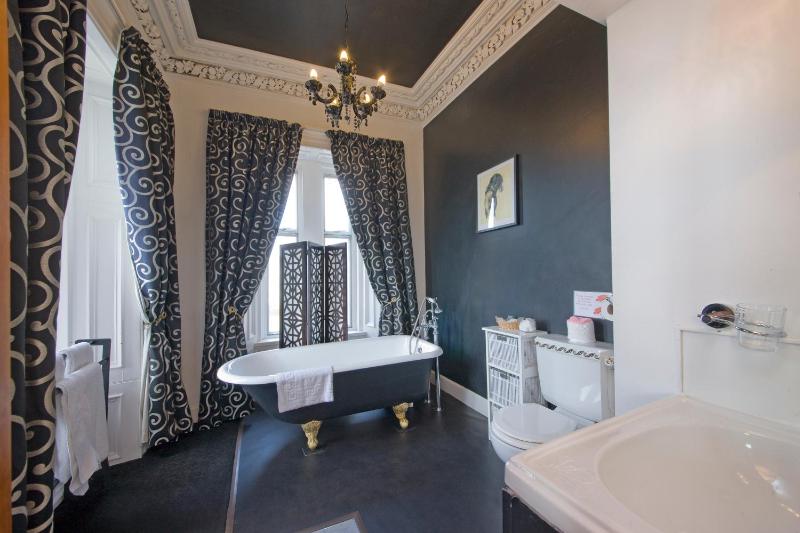 Superior King Room image 2