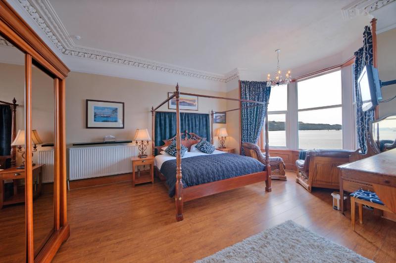 Superior King Room image 4