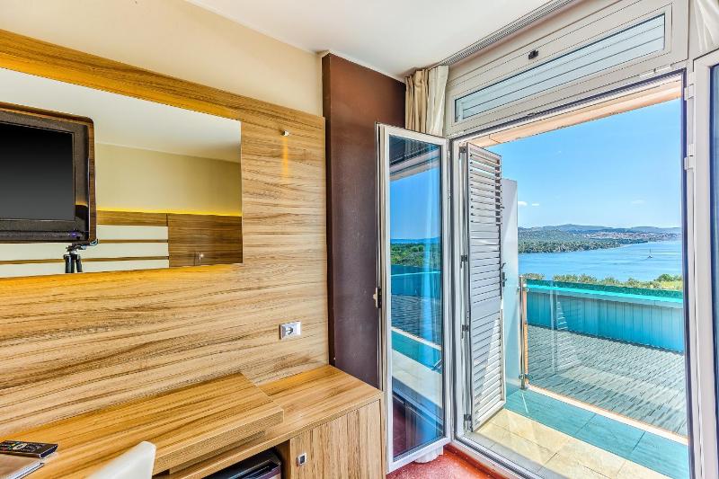 Standard Double Room image 4