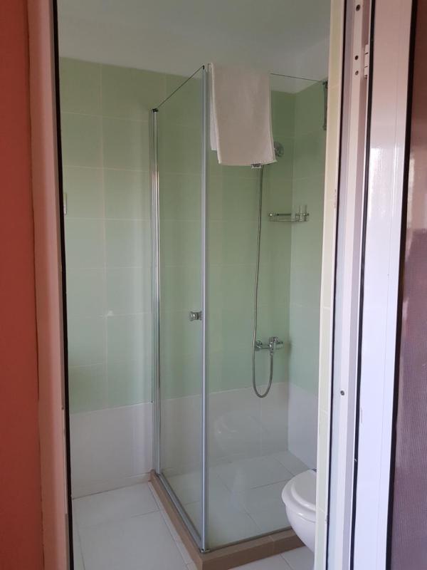 Queen Room with Garden View image 4