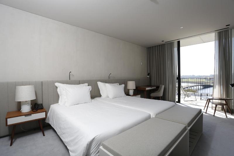 Twin Room with Balcony image 1