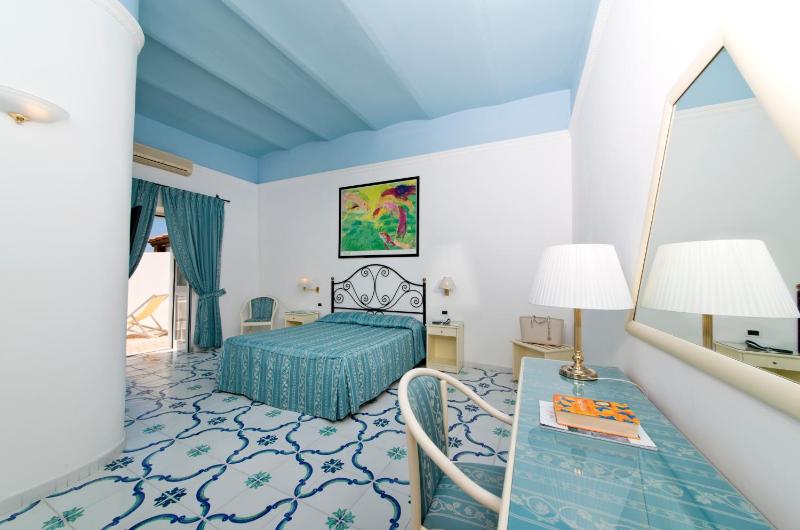 Family Room with Sea View image 3