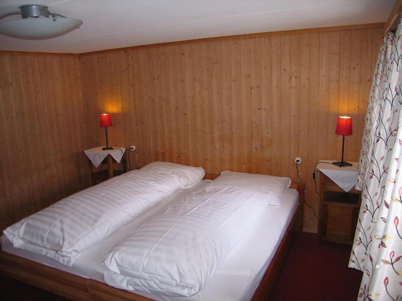 Budget Double Room with Shared Bathroom image 4