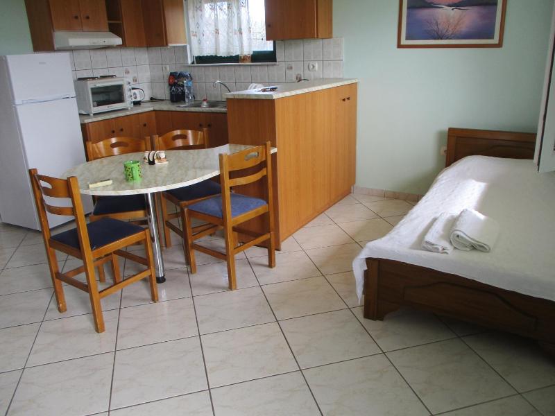 Family Room with Garden View image 4
