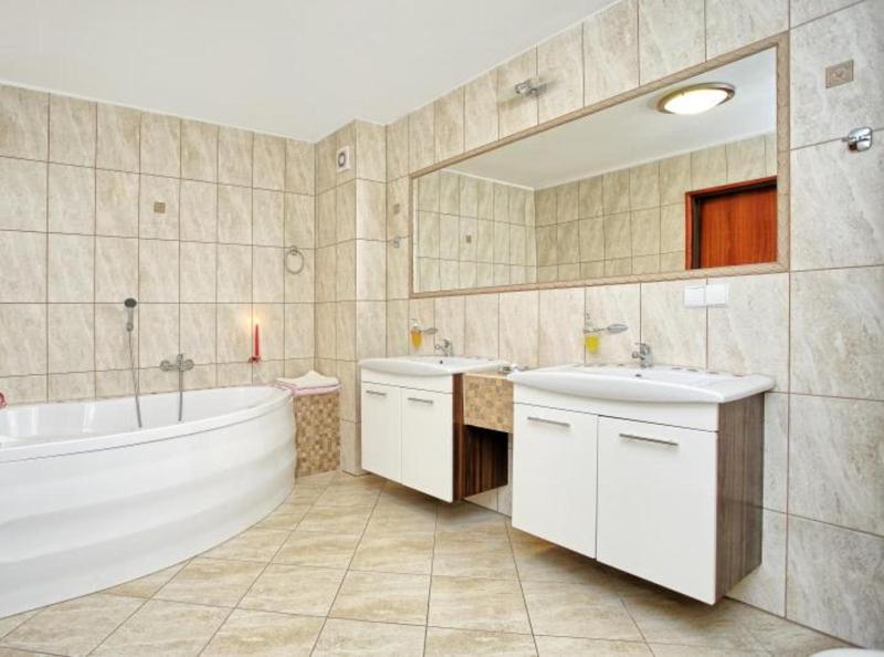 Double Room with Spa Bath image 2