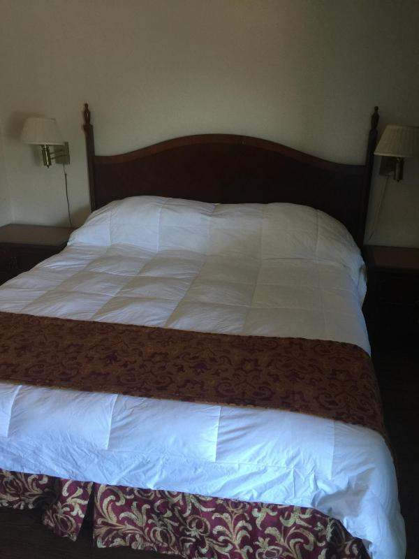 Queen Room image 2