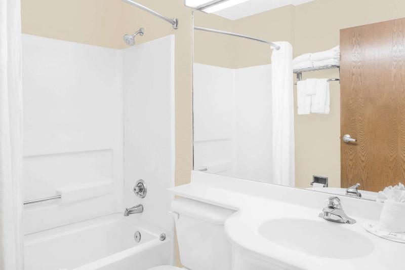 Queen Suite - Non-Smoking image 4