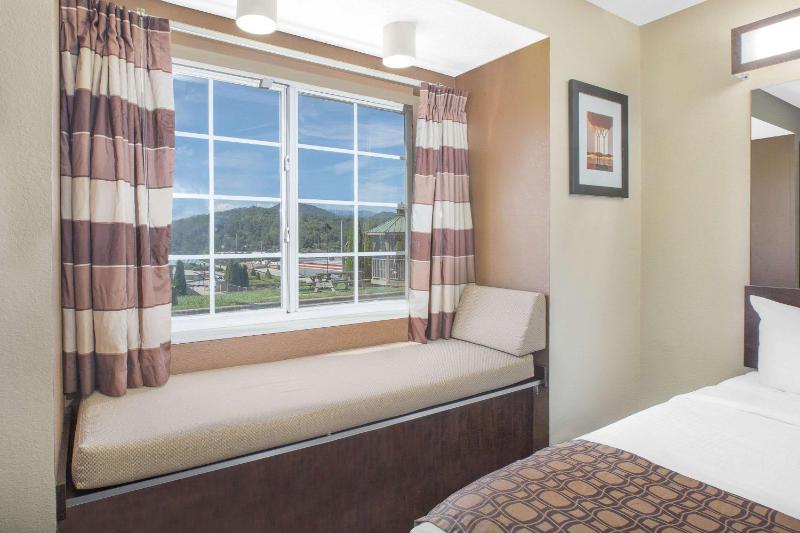 Queen Suite - Non-Smoking image 2