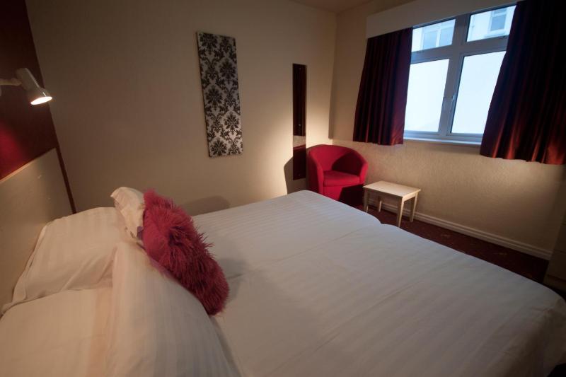 Double or Twin Room image 3