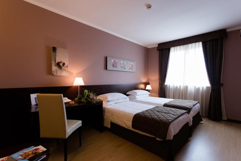 Large Twin Room image 2