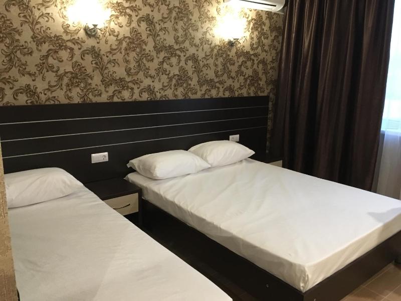 Triple Room with Balcony image 3