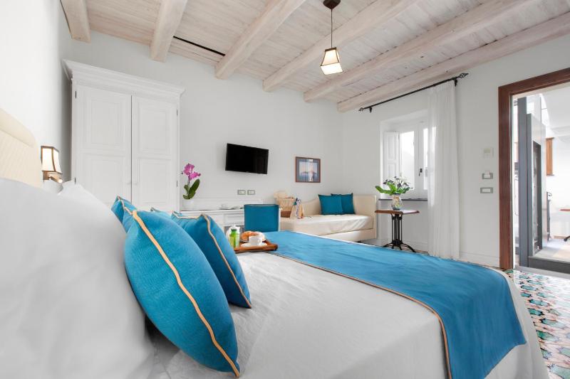 Double Room image 3
