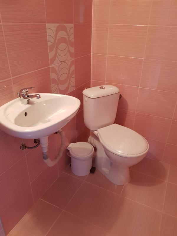 Twin Room with Private Bathroom image 3