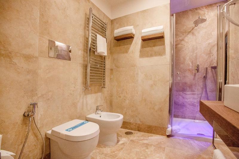 Deluxe Double Room image 3