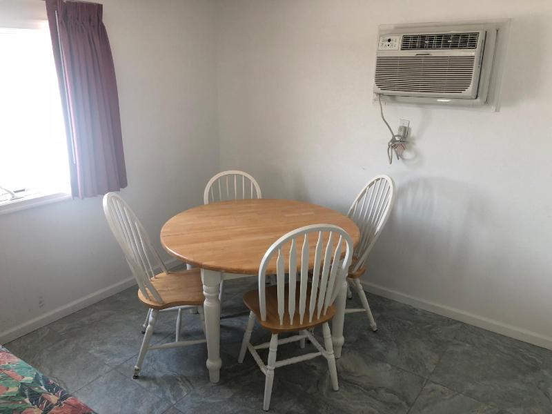 Deluxe Queen Studio with No View (Third Floor Only) image 4