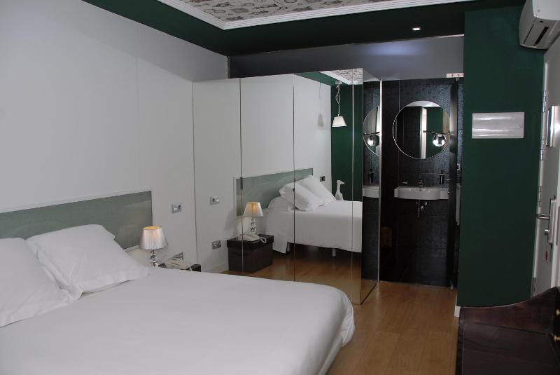 Deluxe Double or Twin Room with Spa Bath image 3