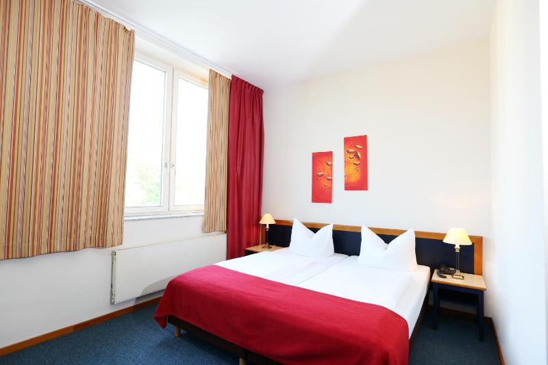 Double Room image 4