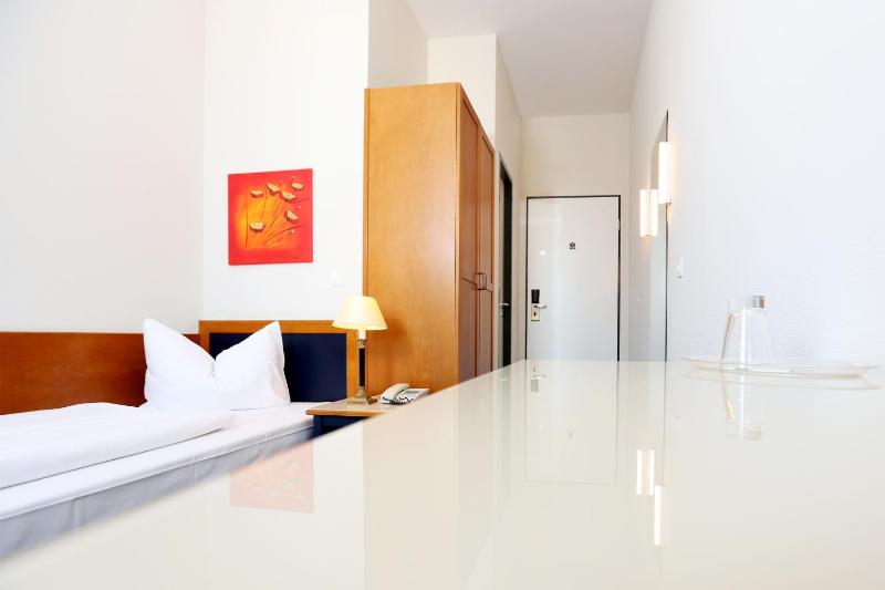 Single Room image 4