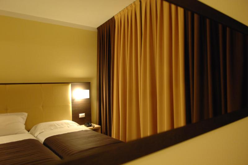 Twin Room image 4
