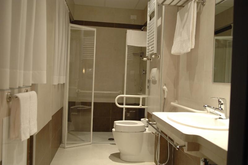Twin Room image 3